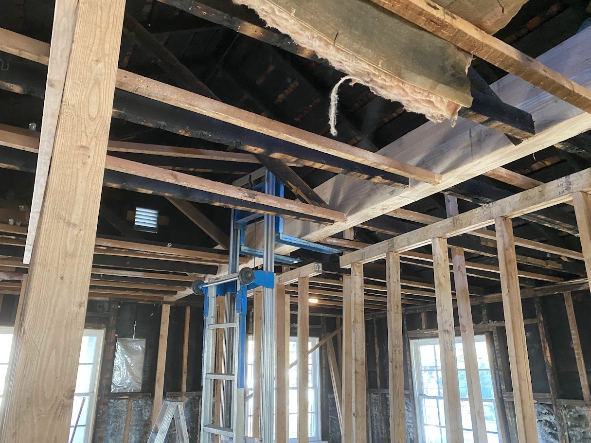 Adjustable shoring jacks carrying ceiling load